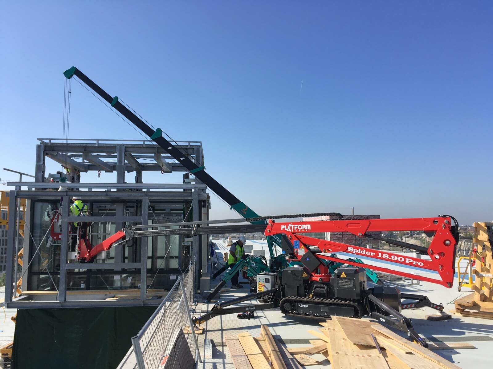 Grue en mode construction sur un immeuble